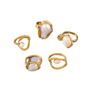 Fünfteiliges Set aus goldfarbenen, unregelmäßigen geometrischen Ringen mit weißen Perlen
