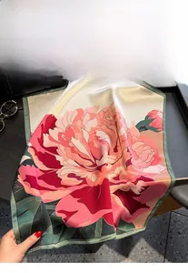 Detailansicht des Vintage-Seidenschals mit dunkelrotem Pfingstrosenprint und Saum