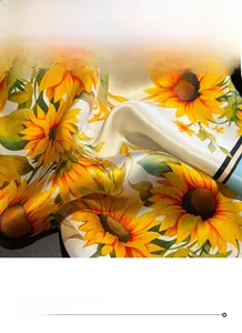 Vue macro de l'ourlet de précision du foulard en soie avec imprimé tournesol éclatant