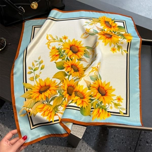 Carré de soie aux motifs de tournesols avec bordure bleue et imprimé floral chic