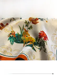 Vue macro du foulard en soie montrant les bords cousus et la texture satinée de qualité