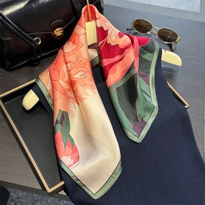 Eleganter Seidenschal mit Blumenmuster und Pfingstrosen-Print für Damen