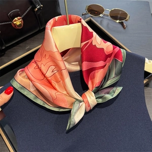 Eleganter Seidenschal mit Blumenmuster in Rot und Rosa an dunkelblauem Stricktop