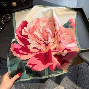 53cm Seiden-Vierecktuch mit großen roten Pfingstrosen-Print und edlem Satin-Glanz-Effekt