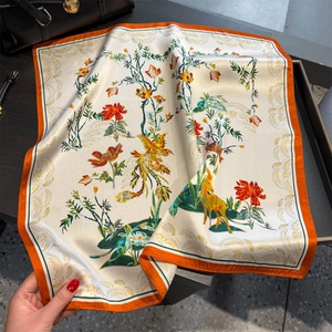 Carré en soie élégant avec imprimés floraux et phénix en beige et bordure orange