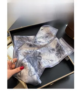 Gros plan détaillé du foulard en soie gris-violet avec imprimé libellule et lotus