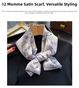 Détail d'un foulard en soie élégant avec motifs de libellules et fleurs sur tricot noir