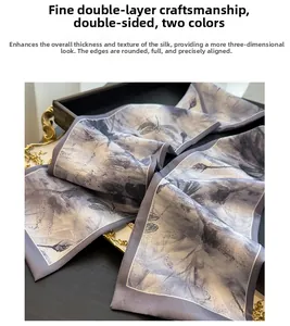 Détail d'un foulard en soie avec imprimé libellule et fleurs sur plateau de luxe