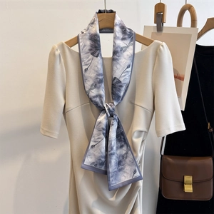 Élégant foulard en soie bleu-gris à motif libellules porté avec une robe beige