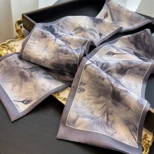 Écharpe de soie luxueuse avec motif de libellule et fleurs sur un plateau noir