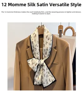 Dettaglio di un foulard in seta floreale su un colletto di blazer in seta crepe 12 momme
