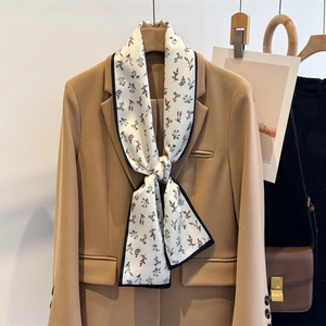 Sciarpa di seta floreale su blazer kaki con stampa beige e bordi neri a contrasto
