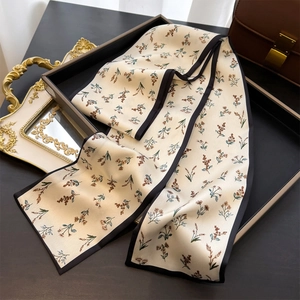 Elegante foulard in seta beige con stampa floreale e bordi neri per outfit da donna