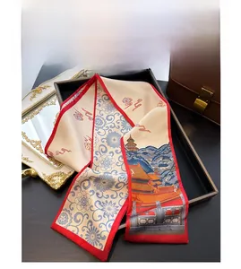 Détail d'un foulard étroit en soie de style chinois avec motif architectural sur un sac à main