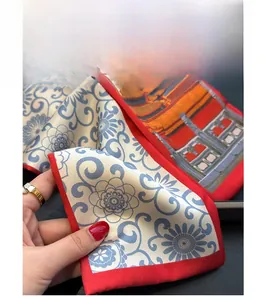 Détail d'un foulard en soie double face avec motifs de la Cité Interdite et surpiqûres