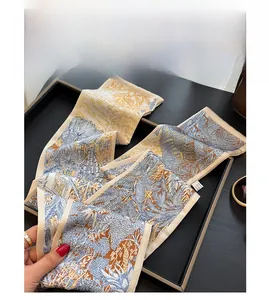 Dettaglio di sciarpa in seta con stampa floreale tropicale e texture satinata