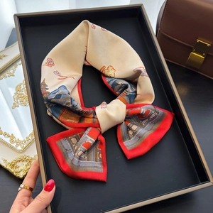 Élégant foulard en soie style chinois avec motif de paysage noué en nœud sur plateau