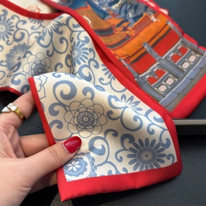 Écharpe en soie satinée aux motifs floraux bleus et blancs avec des bords rouges roulés