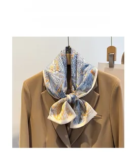 Sciarpa di seta a fiori annodata su un blazer color cammello per un tocco di stile