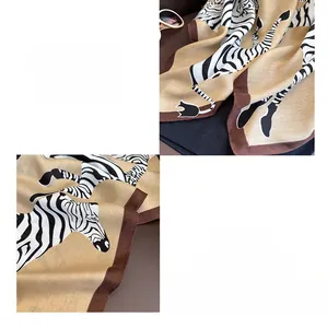Dettaglio di elegante sciarpa in seta con stampa animalier, cuciture precise e motivo zebra