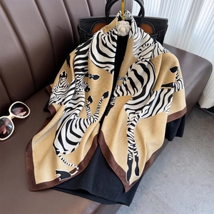 Sciarpa in Poliestere con Stampa Zebra da Donna Scialle Quadrato Elegante con Motivo Stampato per Ufficio Festa Accessorio Moda