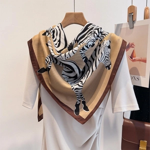 Elegante sciarpa oversize con stampa zebrata color cammello e nero per l'estate
