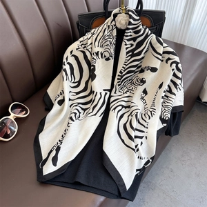 Sciarpa scialle classica con stampa zebra bianca e nera in maglia premium per donna