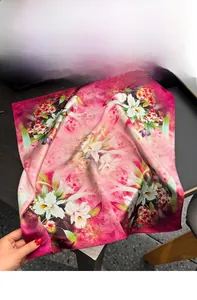 Détail d'un foulard en soie de mûrier haut de gamme aux imprimés floraux d'orchidées
