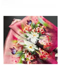 Détail d'un foulard en soie à motif floral montrant la texture satinée et lisse
