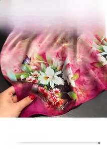 Gros plan détaillé des ourlets fins et du tissu en soie florale d'un petit carré de soie