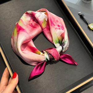 Petit Foulard Carré En Satin De Mûrier Élégant Imprimé Fleurs Papillon Satin Accessoires De Mode Pour Femmes