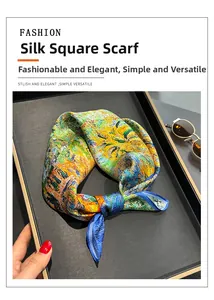 Vue macro de l'imprimé peinture à l'huile artistique sur un foulard carré en soie pure
