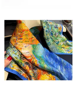 Détail d'un foulard en soie de mûrier 100% avec motif de peinture à l'huile et bords bleus