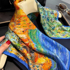 Détail d'un foulard en soie pure avec imprimé peinture à l'huile et bordure raffinée