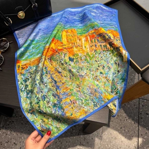 Carré en 100% soie de mûrier avec peinture à l'huile colorée et bordures bleues finies