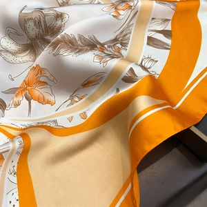 Foulard élégant en satin imprimé lis orange sur fond en cuir de qualité