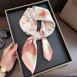 Écharpe florale en soie pour femme avec motif de lys, accessoire de mode élégant
