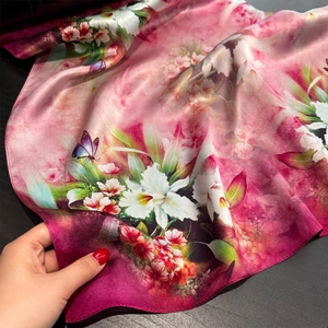 Élégant foulard en soie avec orchidées magenta et motifs papillons au fini satiné brillant