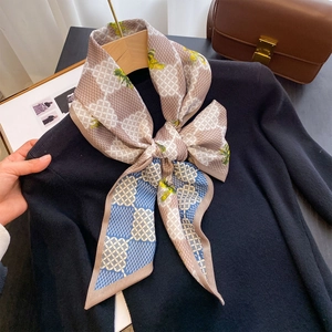 Élégant foulard fin en soie à imprimé fleuri stylisé sur un haut en tricot noir chic