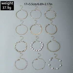 Détail du lot de 12 bracelets dorés avec perles et chaînes incluant la taille 17+5,5 cm