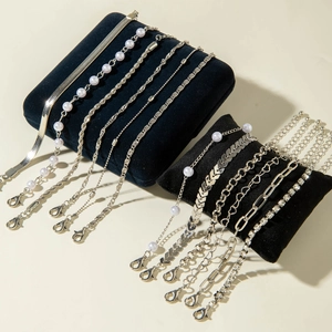 Ensemble de bracelets argentés avec perles, strass, motifs de cœur et chaîne avion