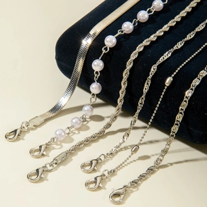 Détails d'un ensemble de 6 bracelets argentés avec perles et fermoirs mousquetons