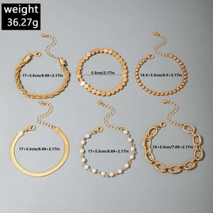 Détail d'un ensemble de 6 bracelets dorés montrant les mesures exactes et le poids total