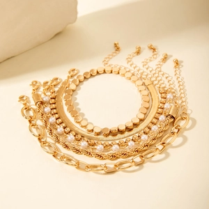 Détail du lot de 5 bracelets dorés avec chaîne serpent, perles et maillons tressés