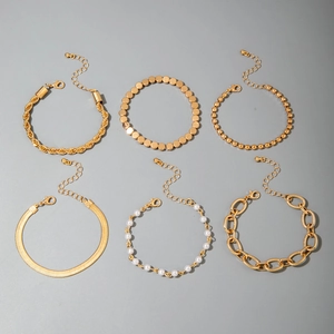Vue détaillée de 6 bracelets dorés avec perles, chaînes serpent et fermoirs mousquetons