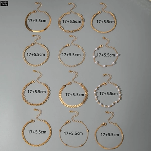 Détail macro d'un ensemble de 12 bracelets dorés avec perles et chaînes cristal