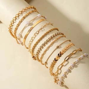 Détail d'un lot de 10 bracelets dorés avec perles et cristaux sur présentoir