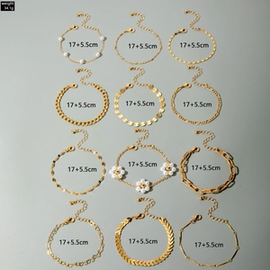 Détail de 12 bracelets dorés avec perles et motifs floraux incluant les dimensions