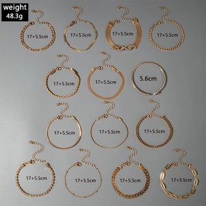 Vue à plat de parure de 14 bracelets dorés avec chaînes Figaro, serpent et trombone