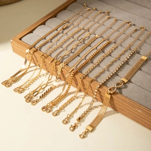 Vue détaillée de l'ensemble de bracelets dorés avec breloques infini et fermoirs